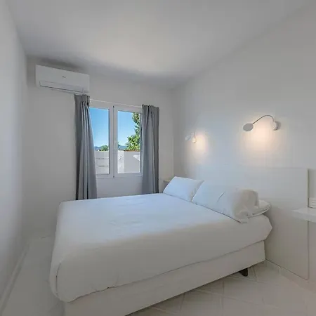 Dom wakacyjny Spacious House With 3 Bedrooms And Private Pool *