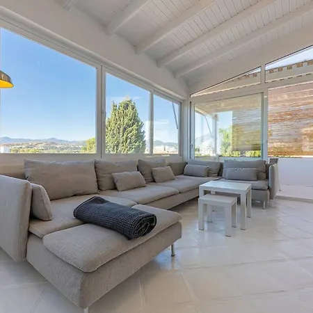 Dom wakacyjny Spacious House With 3 Bedrooms And Private Pool