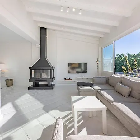 Dom wakacyjny Spacious House With 3 Bedrooms And Private Pool