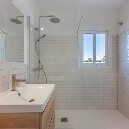 Dom wakacyjny Spacious House With 3 Bedrooms And Private Pool